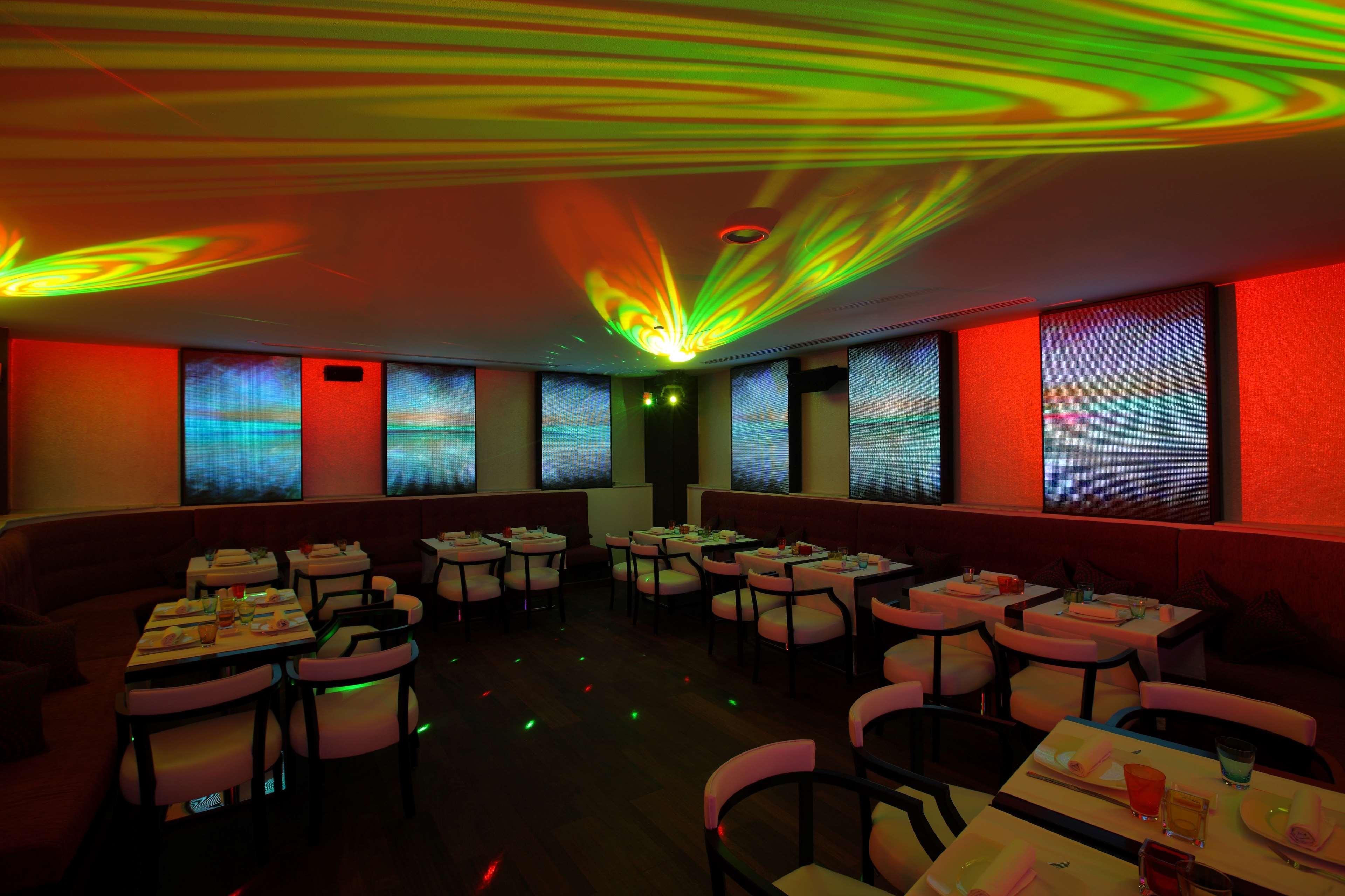 Hilton Alexandria Corniche Hotel Eksteriør bilde Laser light show at a restaurant