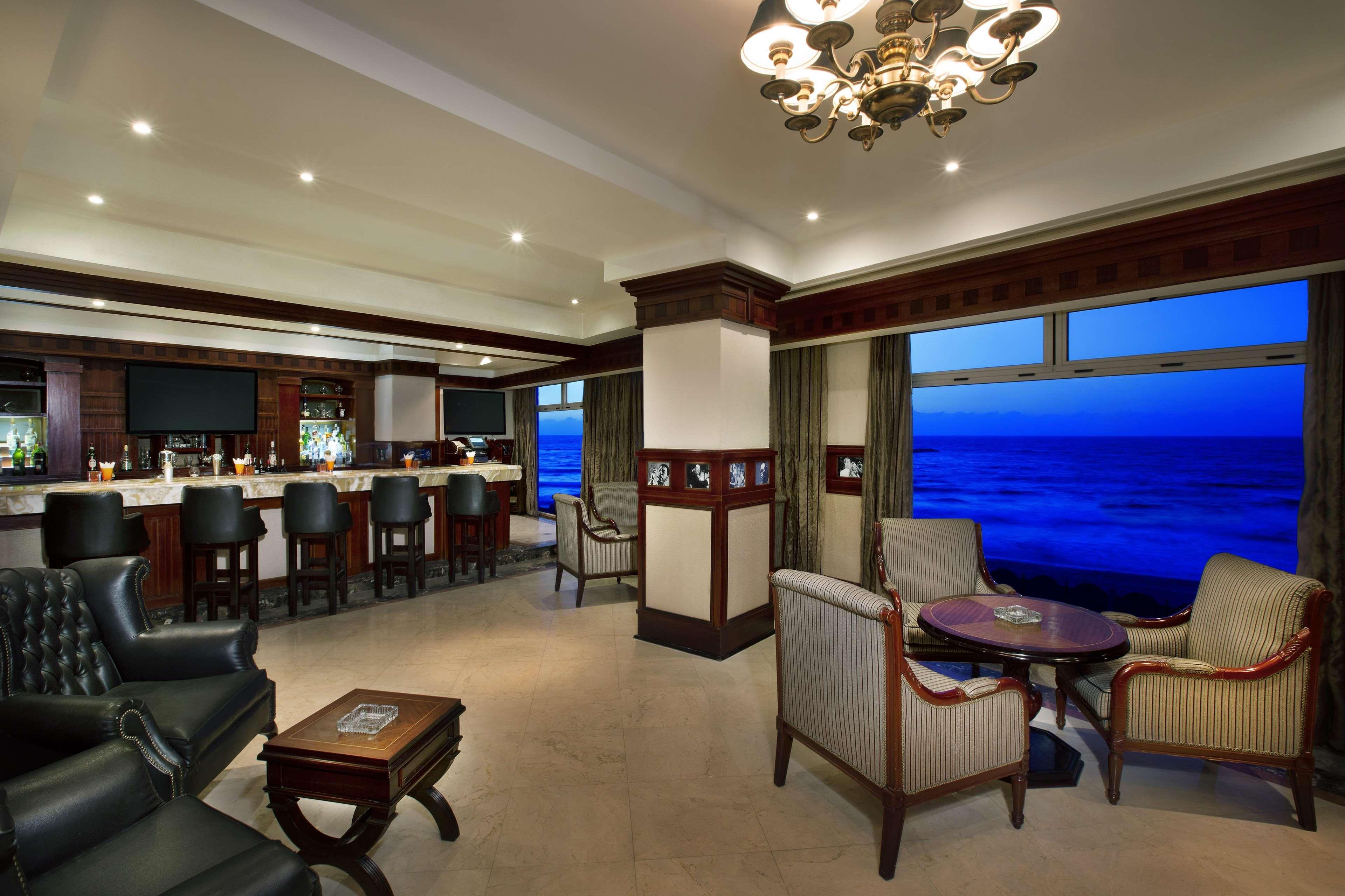 Hilton Alexandria Corniche Hotel Eksteriør bilde The Club Lounge at the airport
