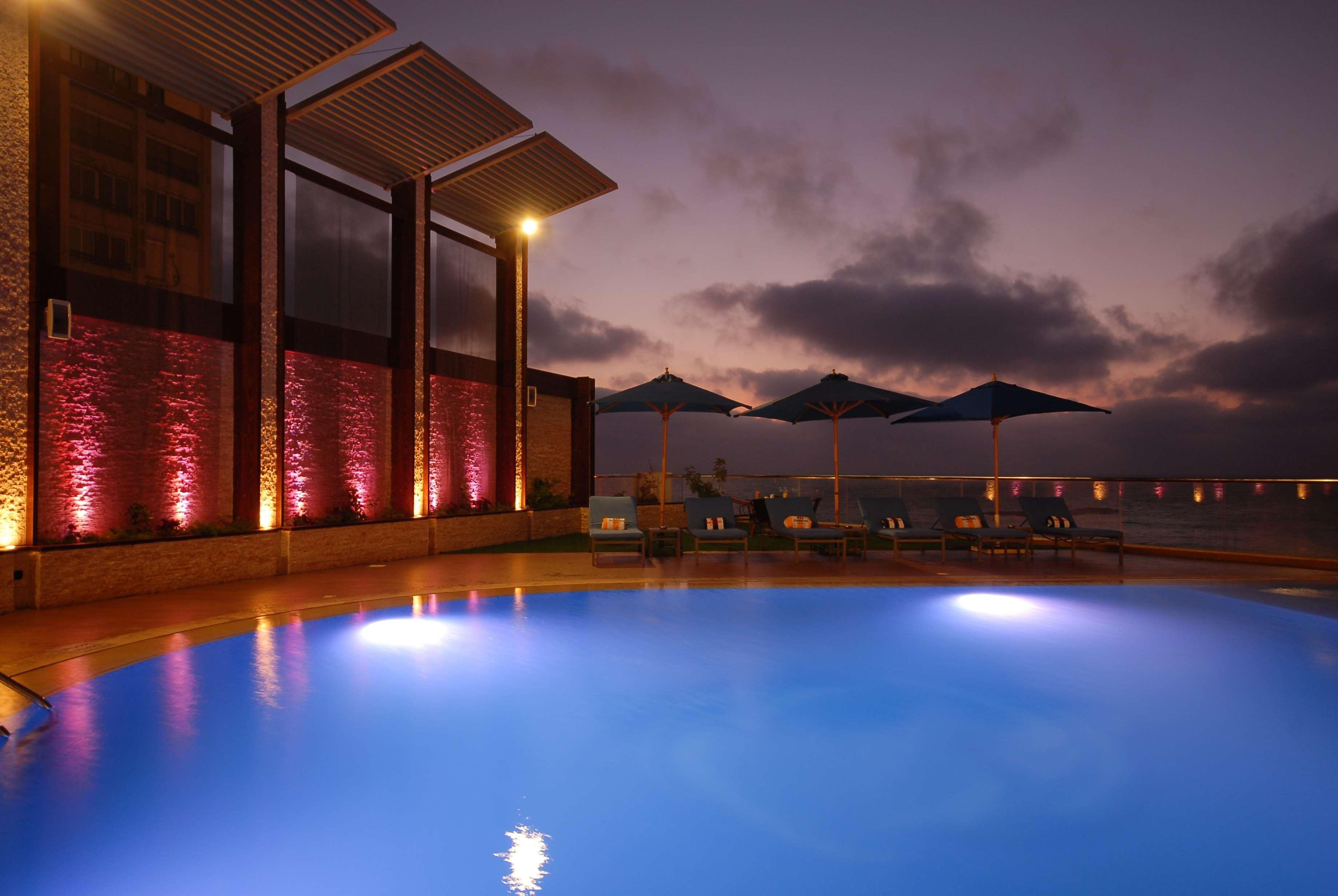 Hilton Alexandria Corniche Hotel Fasiliteter bilde The pool at the rooftop bar