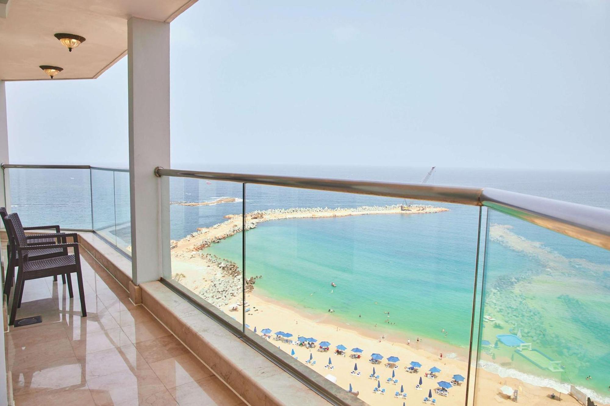 Hilton Alexandria Corniche Hotel Eksteriør bilde View of the beach from the balcony of a suite