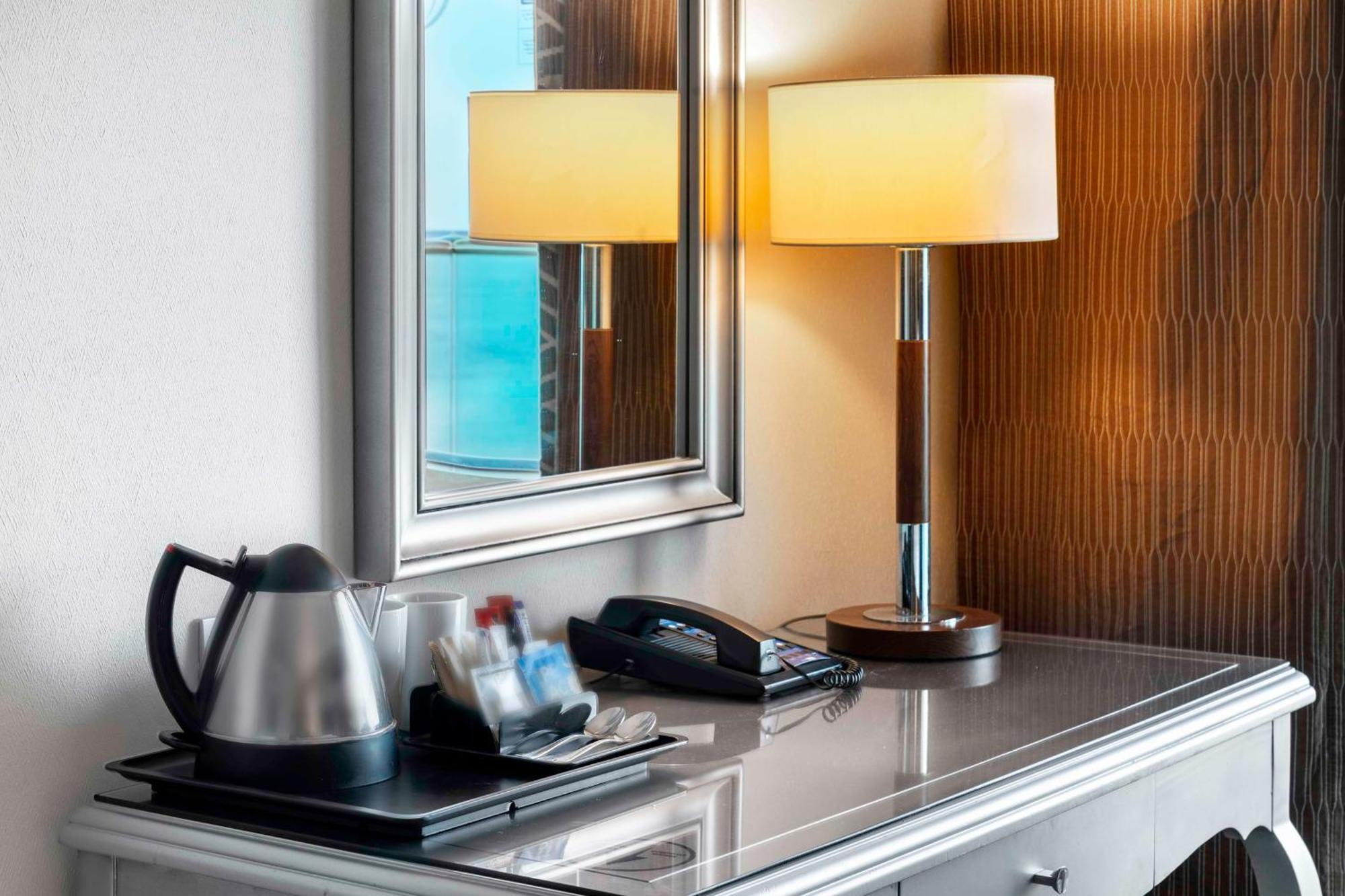 Hilton Alexandria Corniche Hotel Eksteriør bilde A kettle in a hotel room