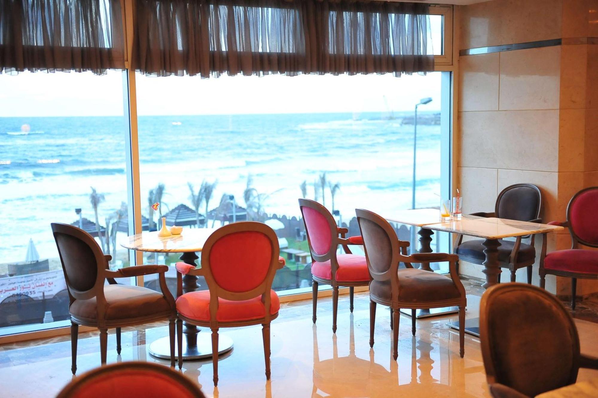 Hilton Alexandria Corniche Hotel Eksteriør bilde The lounge at the airport