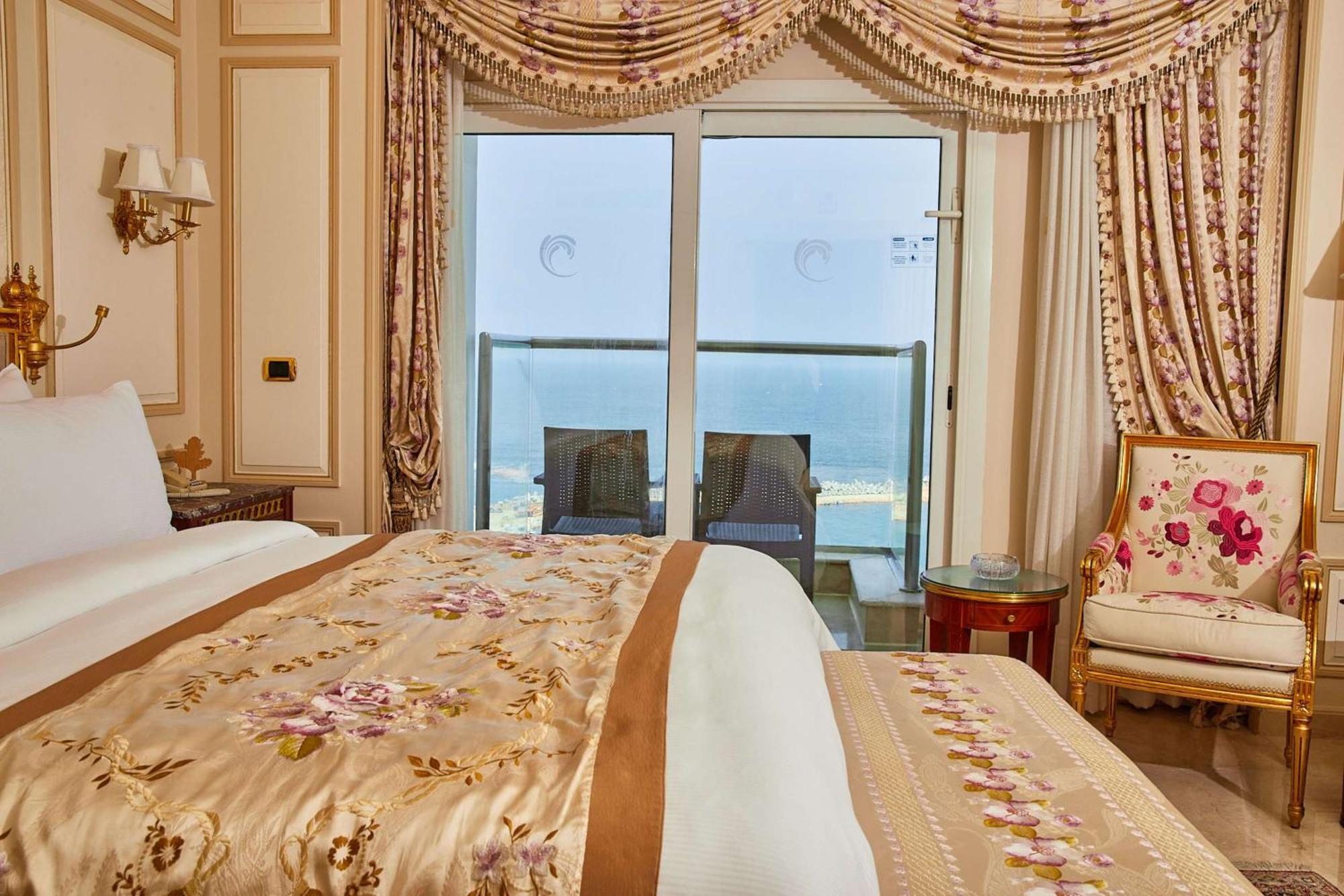Hilton Alexandria Corniche Hotel Eksteriør bilde A bedroom in the hotel