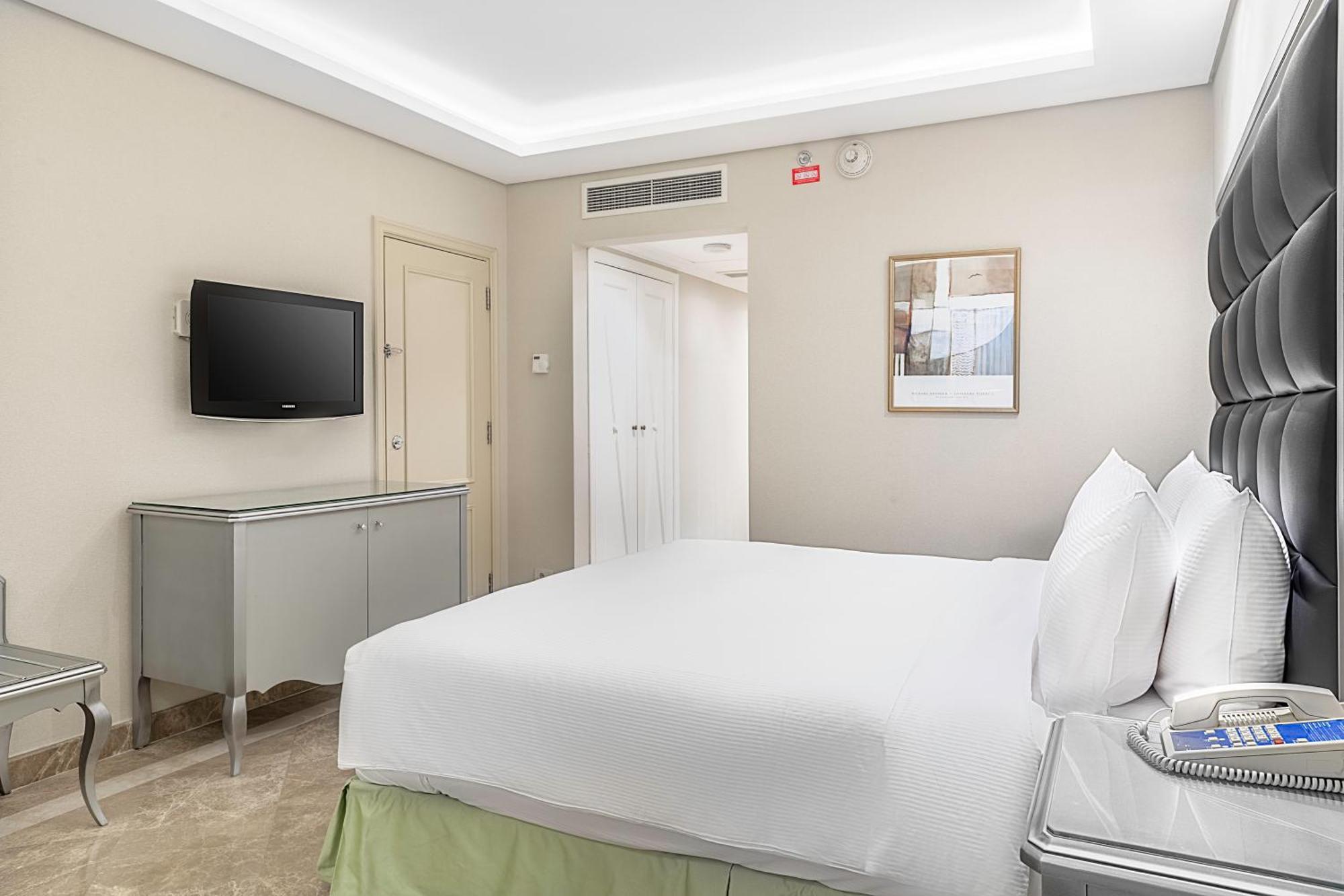 Hilton Alexandria Corniche Hotel Eksteriør bilde A bedroom at the hotel